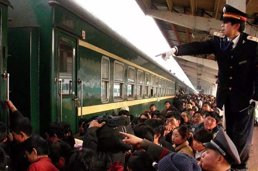 农民工上火车.jpg