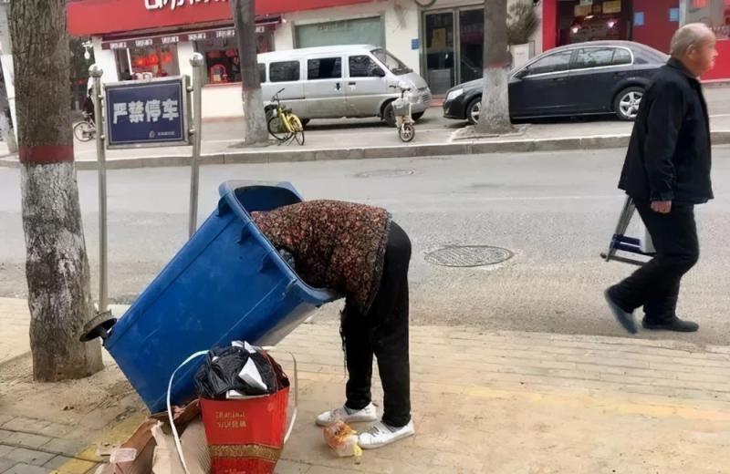 老妪的笑脸 - 诗人作家档案库