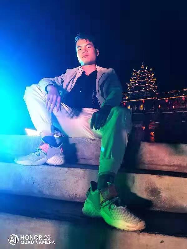 钟亮.jpg